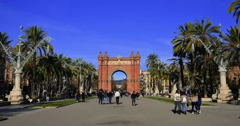 Triumphal arch of Barcelona in hyperlapse Stockbeeldmateriaal 102561624