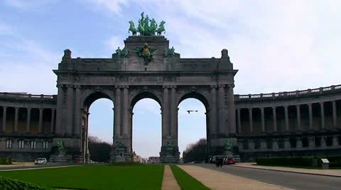 Triumphal Arch in the Parc du Cinquantenaire in the Brussels, Belgium Vídeo Stock 9444920