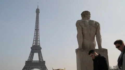 Trocadero Statue &amp; The Eiffel Tower (Tour Eiffel) - Paris, France Stock Footage 61237903