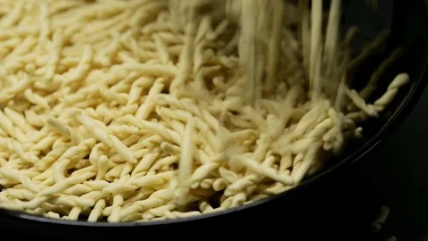 Trofie with pesto - sequence of the procedure for preparing italian pasta Stock Footage 95034457