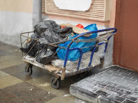 Trolley full of garbage Stockfoto's