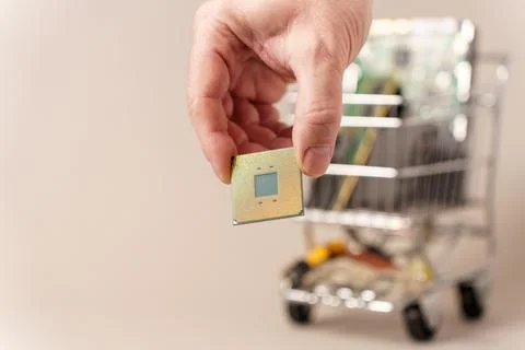 Trolley from supermarket filled with computer components. Male hand holding c Foto stock