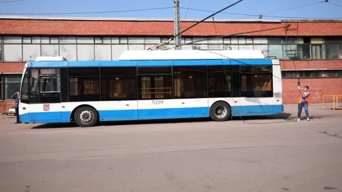 Trolleybus driver attaching the trolley pole to contact line 스톡 동영상 94222856