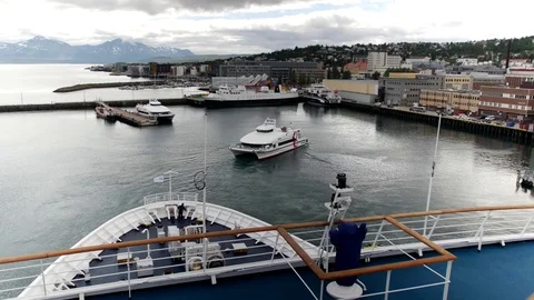 TROMSO HARBOUR AS FERRY LEAVES 库存影片 84142991