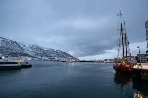 Tromsoe harbor, view over harbor and mountain in the back Foto stock