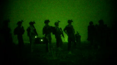 Troops Prepare to board Helo under Night Vision (HD) m Vidéo 527477