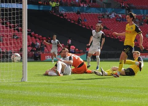 Trophy Final Gateshead 2* Solihull 2 (pens 5-4) Stock Photos