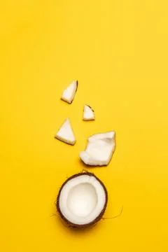 Tropical abstract coconut pattern on yellow background. Flat lay. Foto stock