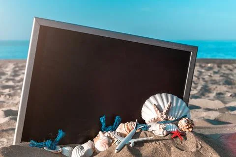 Tropical background. Globe, seashell, airplane and starfish near black desk o Foto stock