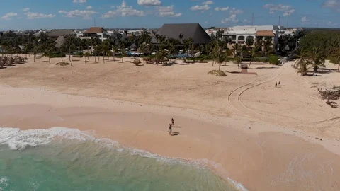 Tropical Beach and Waves Drone outside hotel 库存影片 89157555