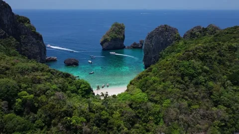 Tropical Beach Cove Drone View Phi Phi Islands Thailand Vídeos de archivo 337542143