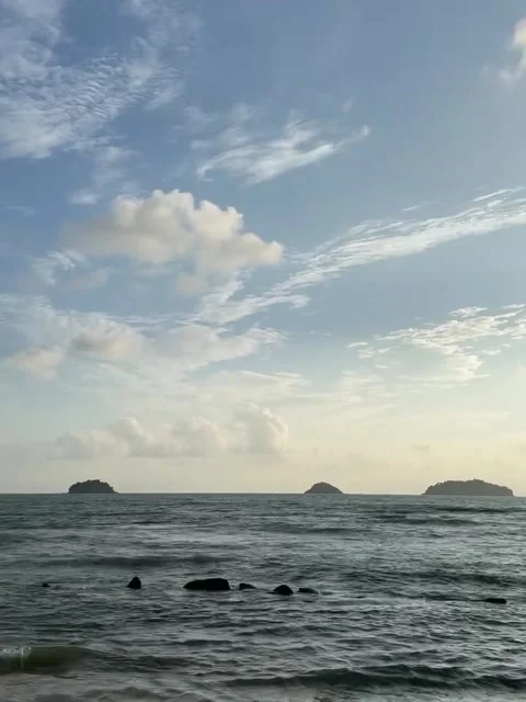 Tropical Beach with Gentle Waves and Islands 库存影片 340887718