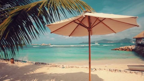 Tropical beach on the island Vídeos de archivo 77634115