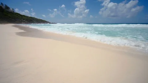 Tropical beach on the island Vidéo 77634162