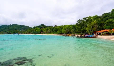 Tropical beach on Ko Phi Phi island in Thailand with palm trees, lush rainf.. Stock-Fotos