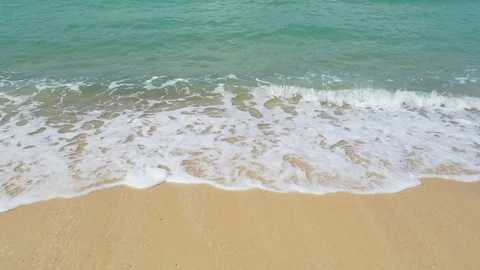 Tropical beach ocean waves slow motion. 库存影片 106429493