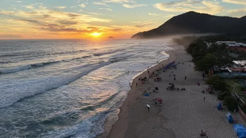 Tropical Beach Sunset with Palm Trees and Ocean Waves Vídeo Stock 340528992