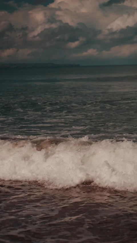 Tropical Beach Waves at Sunset in Bali Indonesia Vertical Video 库存影片 335223853