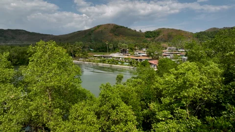 Tropical beachfront villas overlooking a turquoise bay Stock-Footage 303357724