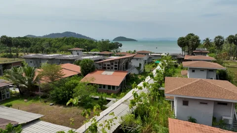 Tropical beachfront villas overlooking a turquoise bay Stock-Footage 303360411