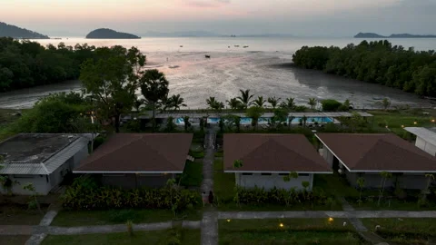 Tropical beachfront villas overlooking a turquoise bay Vidéo 303373727