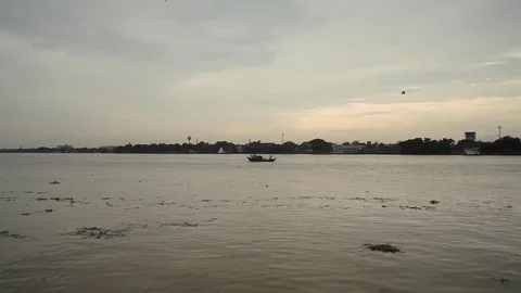A tropical boat on the river Vidéo 77628999