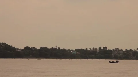 A tropical boat on the river Vidéo 77629131