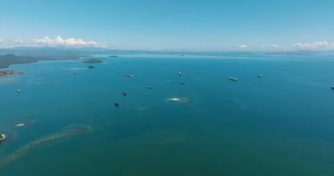 Tropical Island with open sea surface. Vídeo Stock 253690398