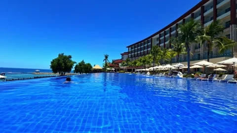 Tropical luxury resort infinity pool at Dusit Thani Mactan Cebu 库存影片 334583616