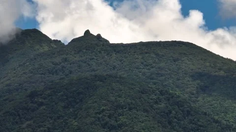 Tropical mountain in Camiguin, Philippines. Vídeo Stock 250731107