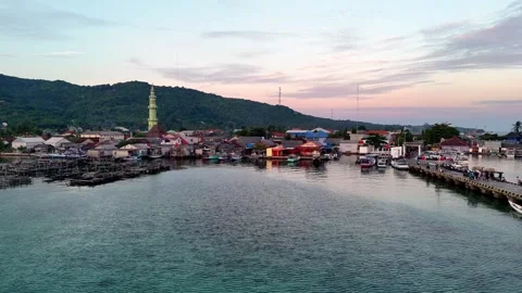 Tropical paradise in Karimunjawa during a dramatic orange sunset. Stock-Footage 337282418