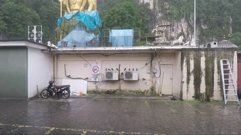Tropical rain, Murugan statue at Main cave, Batu caves, Kuala Lumpur, Malaysia 스톡 동영상 194411722