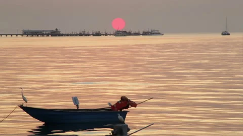 Tropical Red sun sets, shimmering silver sea &amp; boats time-lapse 動画素材 48933998