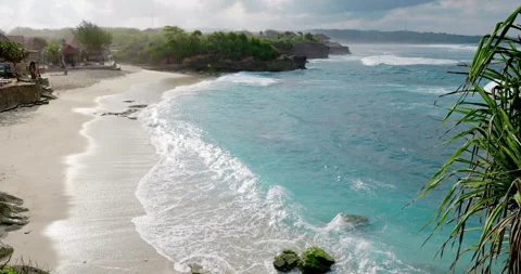 Tropical sandy beach with blue ocean waves in paradise island with sunlight Vidéo 329683291
