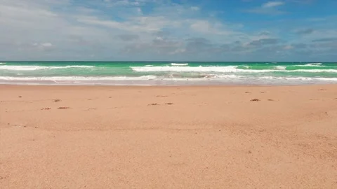 Tropical summer sandy beach with deep blue sea water n ocean white foam wave Stock-Footage 146825679