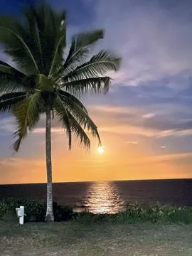 Tropical sunset on the ocean Fotos de archivo