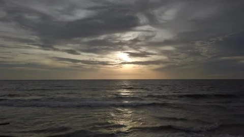 Tropical Sunset Over Calm Ocean Waves Stockbeeldmateriaal 334703674