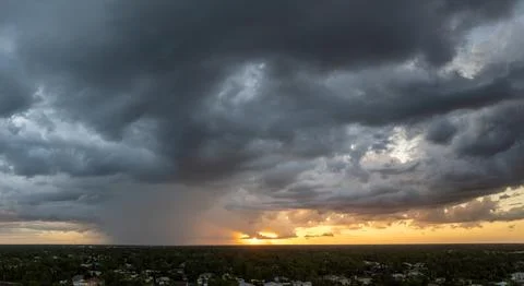 Tropical thunderstorm precipitation falling down on Florida town in evening.  스톡 사진