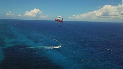 Tropical Vacation Activity, Parasailing Over Carribean Sea in Mexico. Vídeos de archivo 112720125