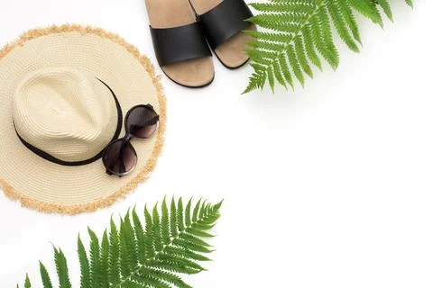 Tropical vacation pattern. Straw beach sunhat, sun glasses, beach slaps 스톡 사진