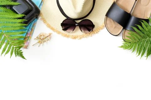 Tropical vacation pattern. Straw beach sunhat, sun glasses, beach slaps 스톡 사진
