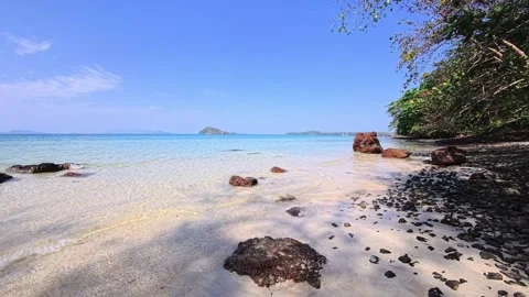 Tropical white sand beach with coconut palm trees and turquoise water Thailand 库存影片 330934238