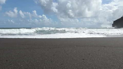 Tropischer schwarzer vulkanischer Sandstrand mit Brandung Video stock 331774717
