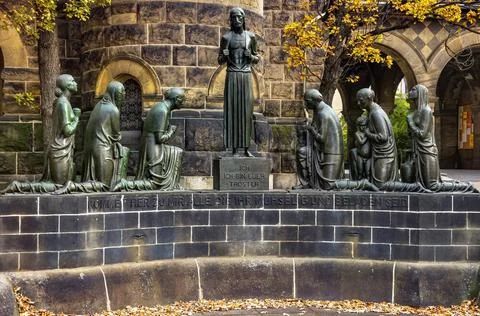 Tröstender Christus, Versöhnungskirche Dresden Gruppenplastik des tröstend Stock Photos