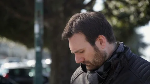 A troubled man talking on the phone outside  Vidéo 102277871