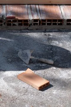 Trowel and some bricks on a construction site, building materials Fotos de archivo