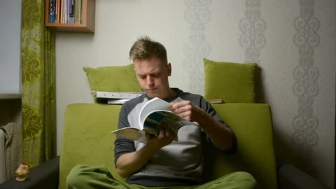 Trowing away algebra math student book, teenager student doesn't want to learn 库存影片 92980431