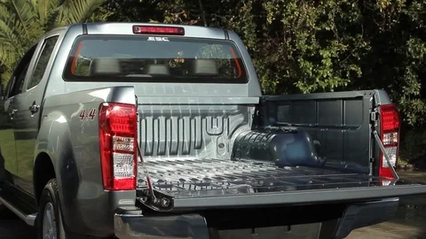 Truck in driveway 스톡 동영상 77052222