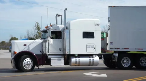 Truck Gets On The Road 動画素材 42578859