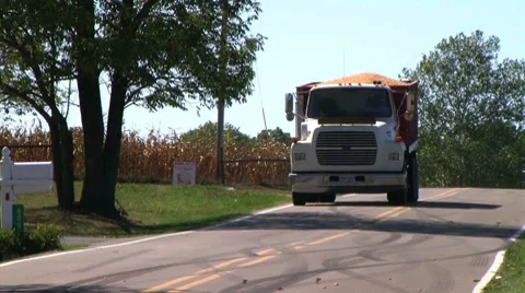Truck Hauling Corn Stockbeeldmateriaal 8647899